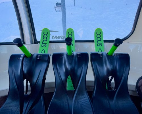 Location Snooc à Courchevel : Prêt à Glisser ! Des Snooc posé dans une télécabine à Courchevel, prêt à l’emploi dans un décor alpin magnifique.